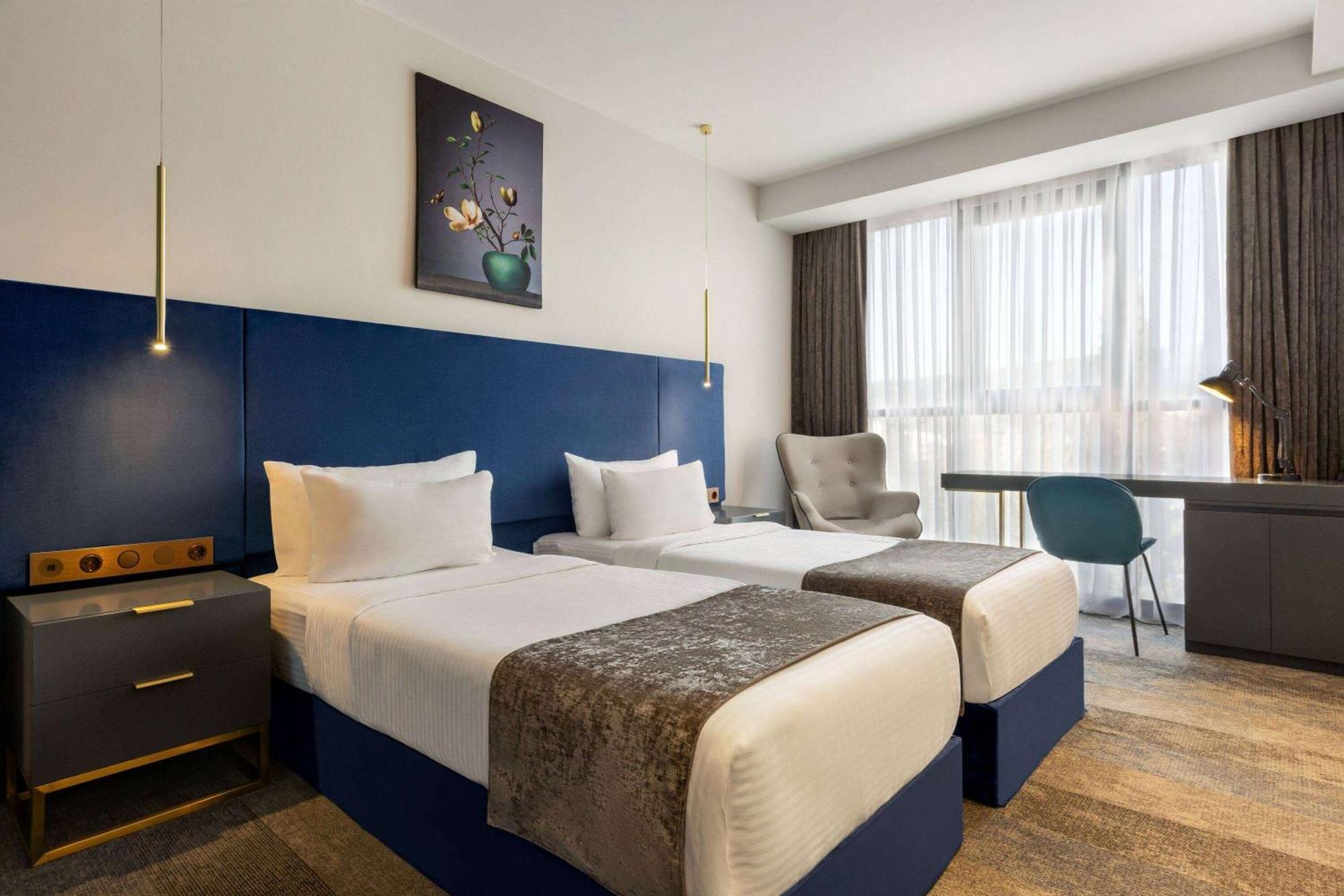 Ramada By Wyndham Tbilisi Old City Exterior foto