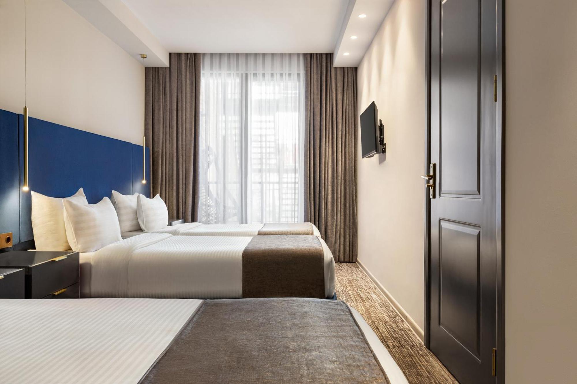 Ramada By Wyndham Tbilisi Old City Exterior foto