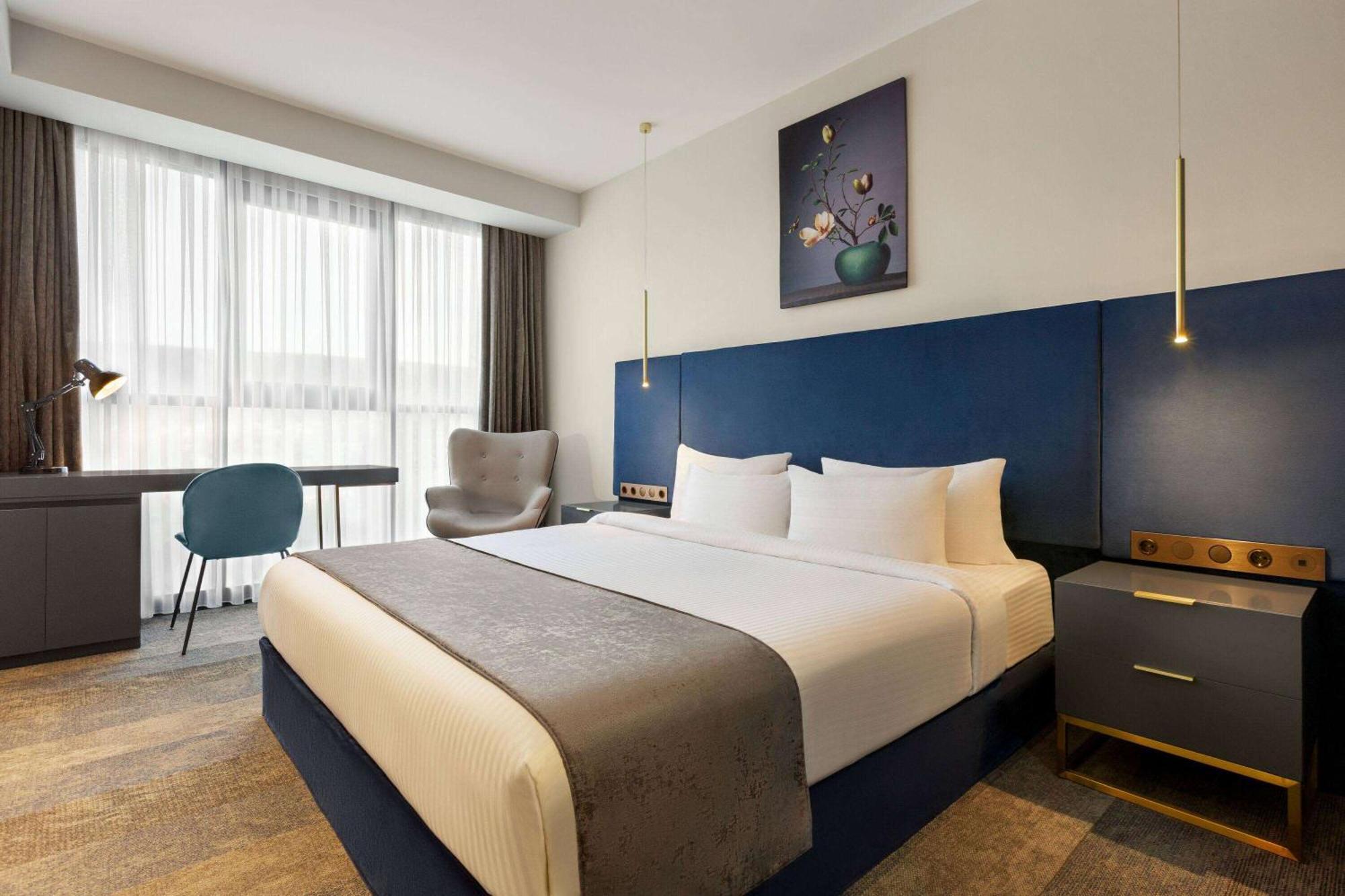 Ramada By Wyndham Tbilisi Old City Exterior foto