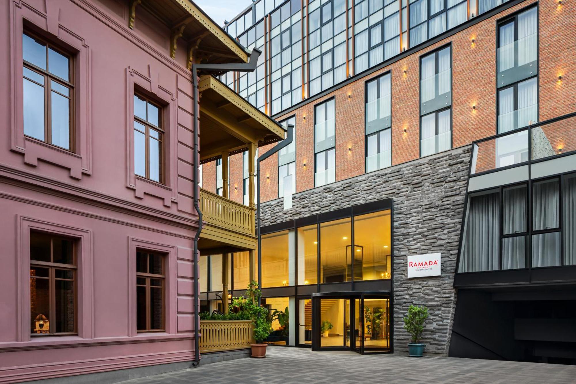 Ramada By Wyndham Tbilisi Old City Exterior foto