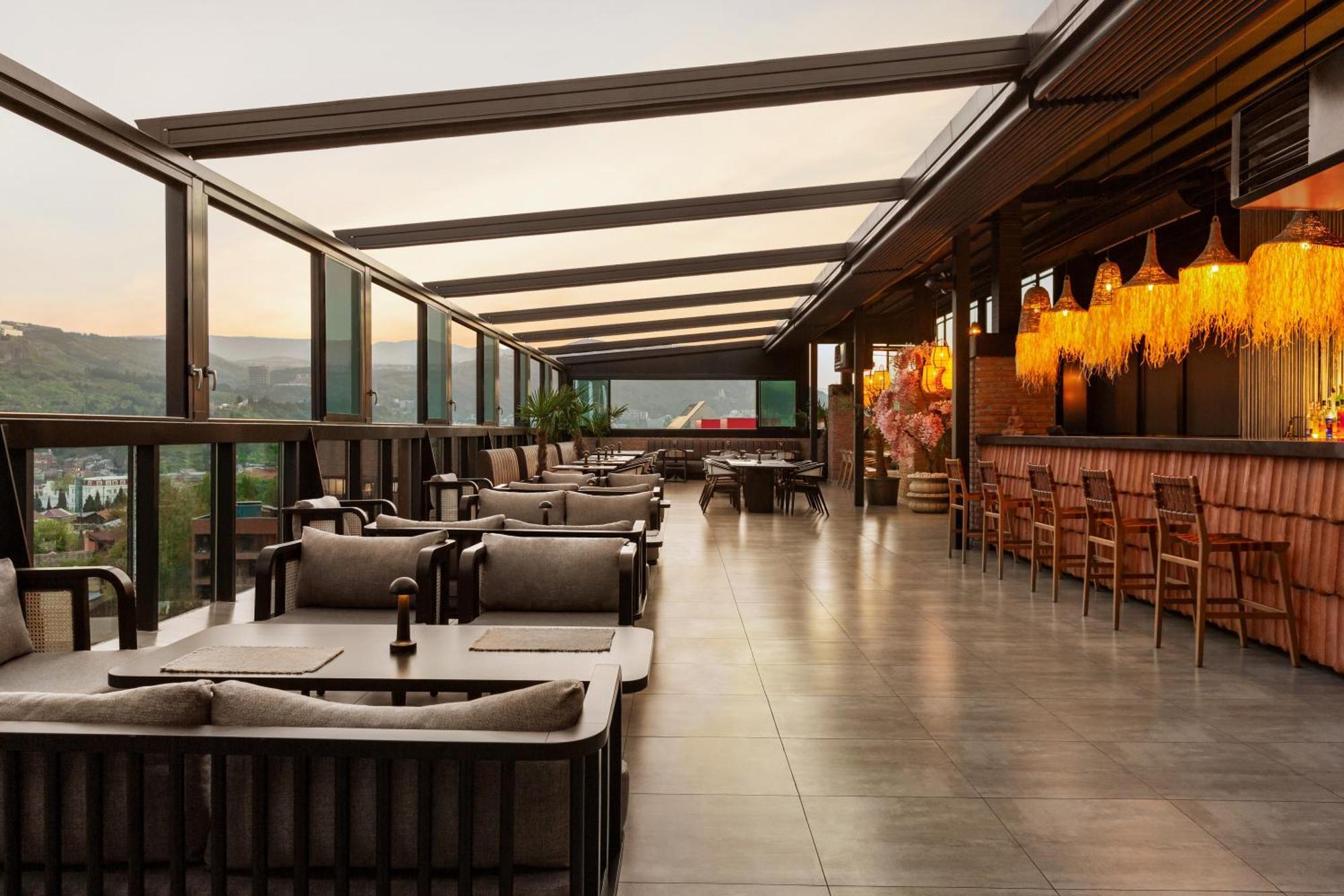 Ramada By Wyndham Tbilisi Old City Exterior foto
