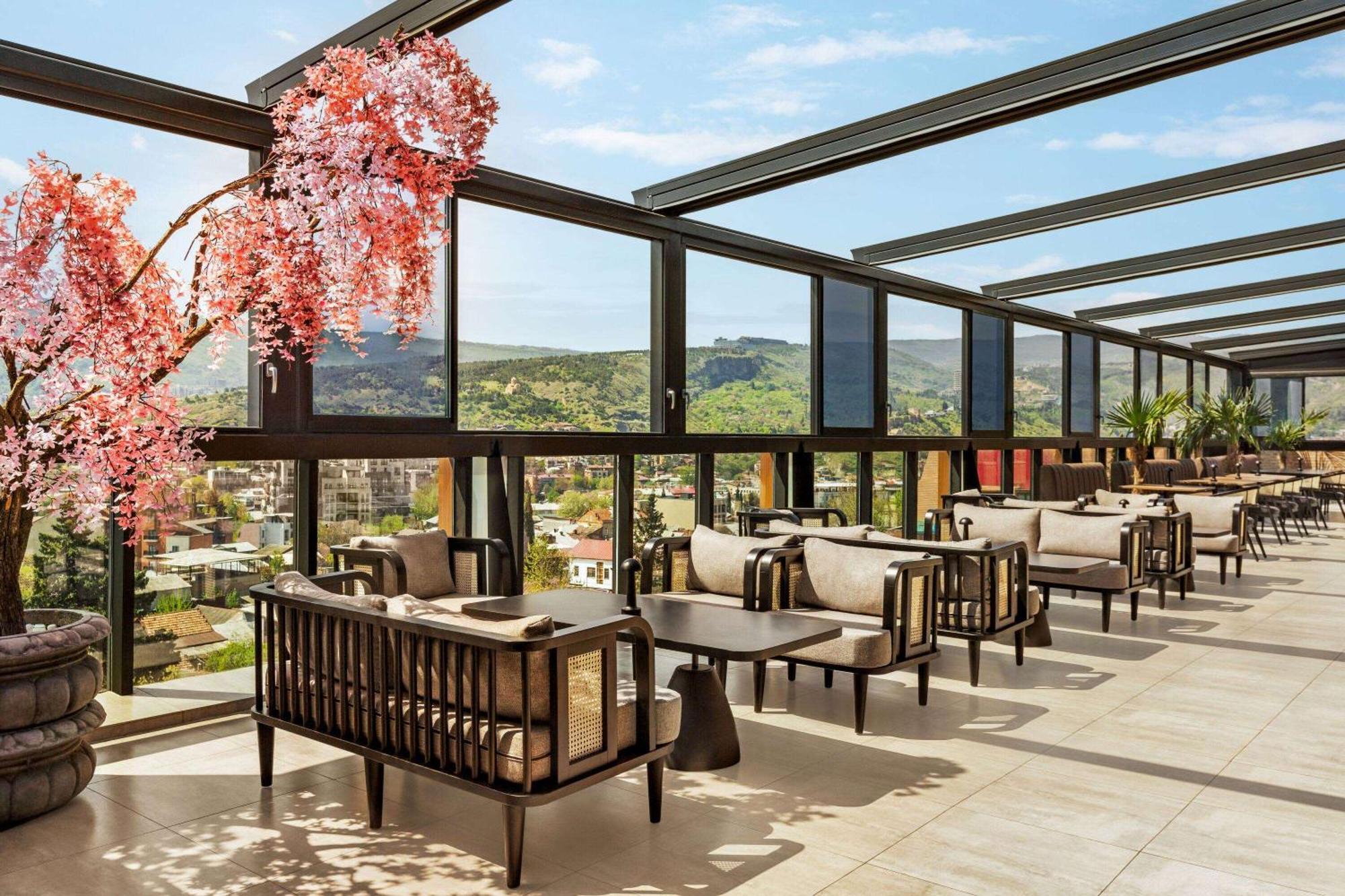Ramada By Wyndham Tbilisi Old City Exterior foto